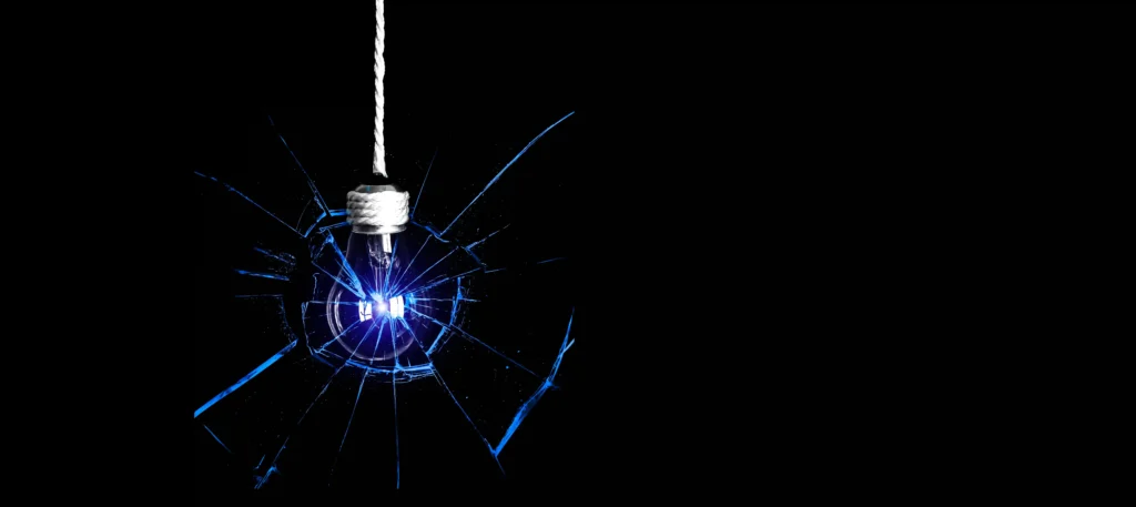 bombilla de lampara colgando de la cuerda aislado sobre fondo negro nuevo concepto de idea vidrio roto