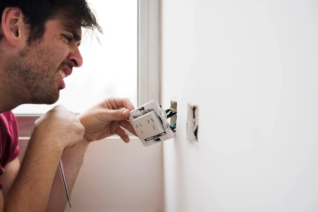 primer plano de hombre electricista trabajando en casa 1